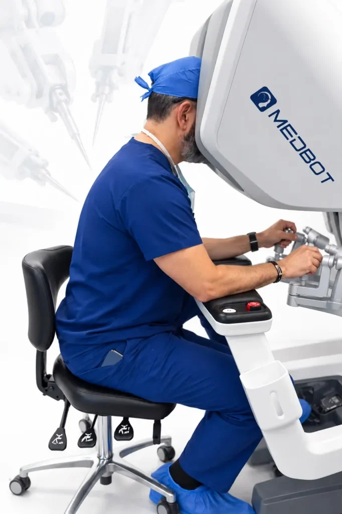 Dr. José Carmona Operando con Cirugía Robótica